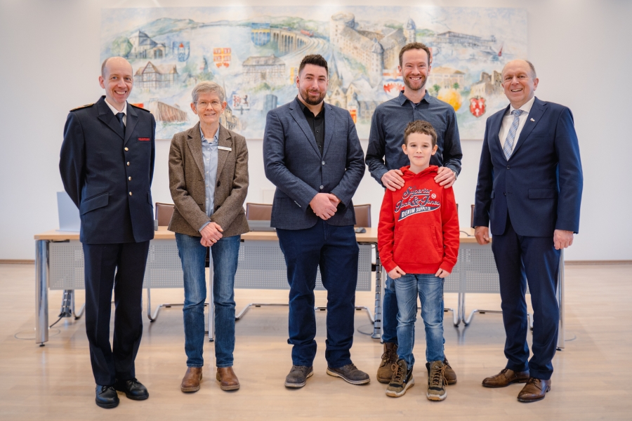 Das Team der leitenden Notärzte im Kreis Paderborn erhält Unterstützung durch Dr. med. Valerian-Alexandru Raescu (3.v.l.) und Dr. med. Björn Beckers (2.v.r.) - Ingo Christiansen, Ärztlicher Leiter Rettungsdienst (links), Andrea Stern, Stellvertretende Amtsleiterin des Ordnungsamtes (2.v.l) und Landrat Christoph Rüther freuen sich über die Unterstützung. Und Oscar? Er ist einfach stolz auf seinen Papa. © Kreis Paderborn